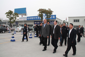 09年3月19日上午9时许,市长蔡奇一行莅临杭州汽车城检查事情