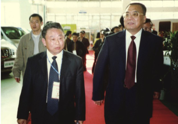 省委常委、市委书记王国平在董事长夏国良陪同下莅临杭州汽车城检查指导事情